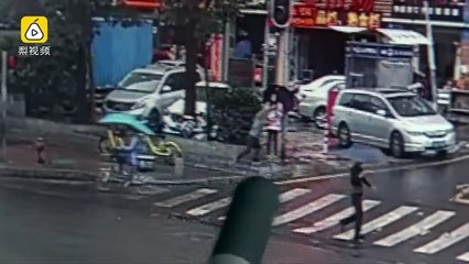 Un voleur prend le téléphone d'une femme et part dans la mauvaise direction