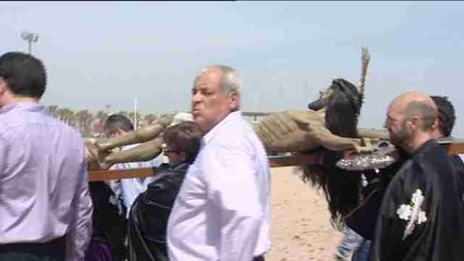 El Cristo del Salvador se traslada a la playa de Valencia para rezar por los refugiados
