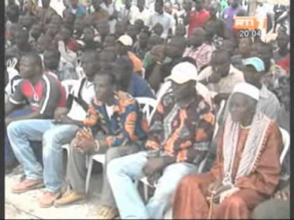 Le chef de l`Etat, SEM Alassane Ouattara donne le premier coup de pioche du Pont Henri Konan Bedié