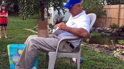 Un daltonien reçoit des lunettes EnChroma