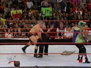 Coup de chaise ènorme - Brock Lesnar, Matt & Jeff Hardy