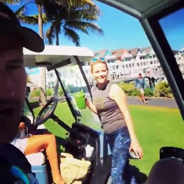 Il se retrouve en vacances avec Reese Witherspoon et va la troller tout le sejour!