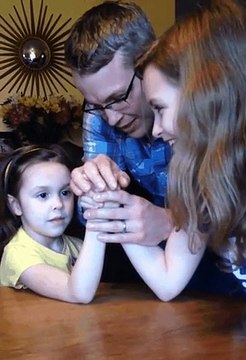 A 7 ans elle fait un bras de fer contre sa sœur de 15 ans et résiste bien