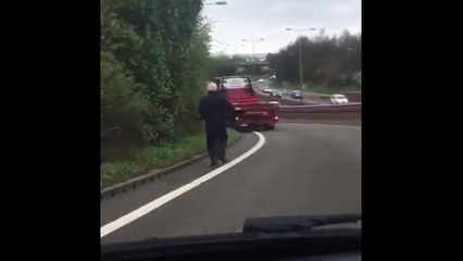 Il oublie de mettre le frein sur son camion qui se fait la malle tout seul vers l'autoroute