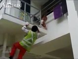 Cet enfant qui se coince la tête sur un balcon va etre sauvé par un ouvrier