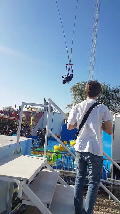 Une fille frôle la mort suspendue à un manège de la Foire du Trône