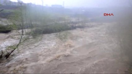 Şemdinli Derecik'te Sel Hayatı Felç Etti