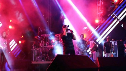 Fã invade palco durante show de Wesley Safadão