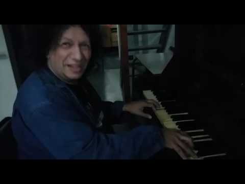 CLAVITO TOCANDO EL PIANO EN LAS FLORES ANTES DE SU SHOW