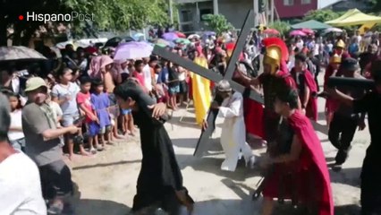 Filipinos emulan a Jesucristo crucificándose el Viernes Santo