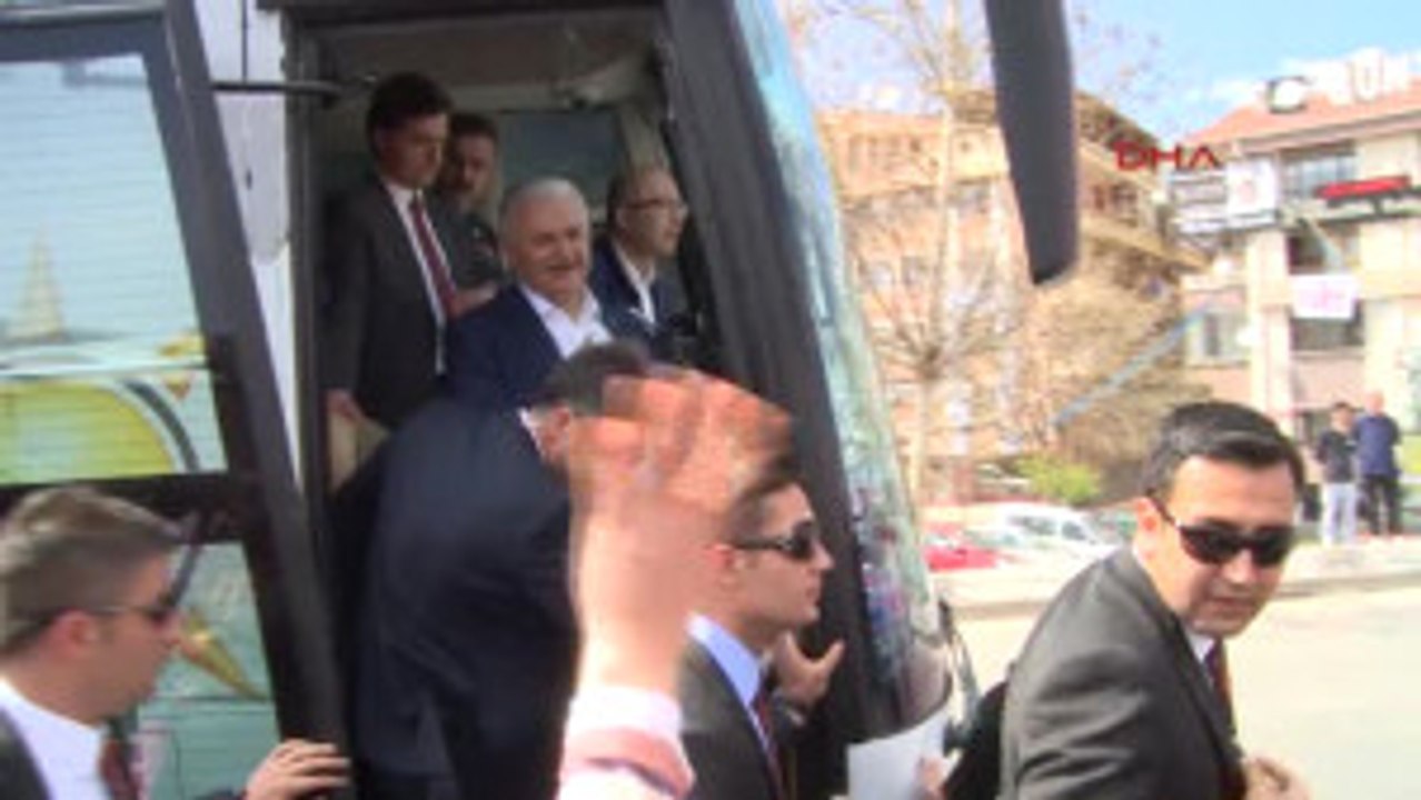Başbakan Yıldırım, Ankara'nın Çeşitli Ilçelerinde Miting Yaptı; Vatandaşlarla Pide Yedi