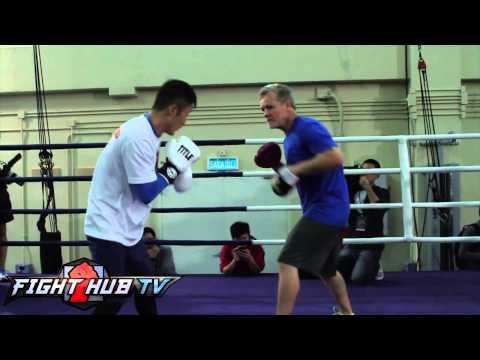 Zou Shiming works out w/ Freddie Roach in final workout ahead of Kwanpichit bout