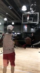 Mayweather mostra que também manda bem no basquete