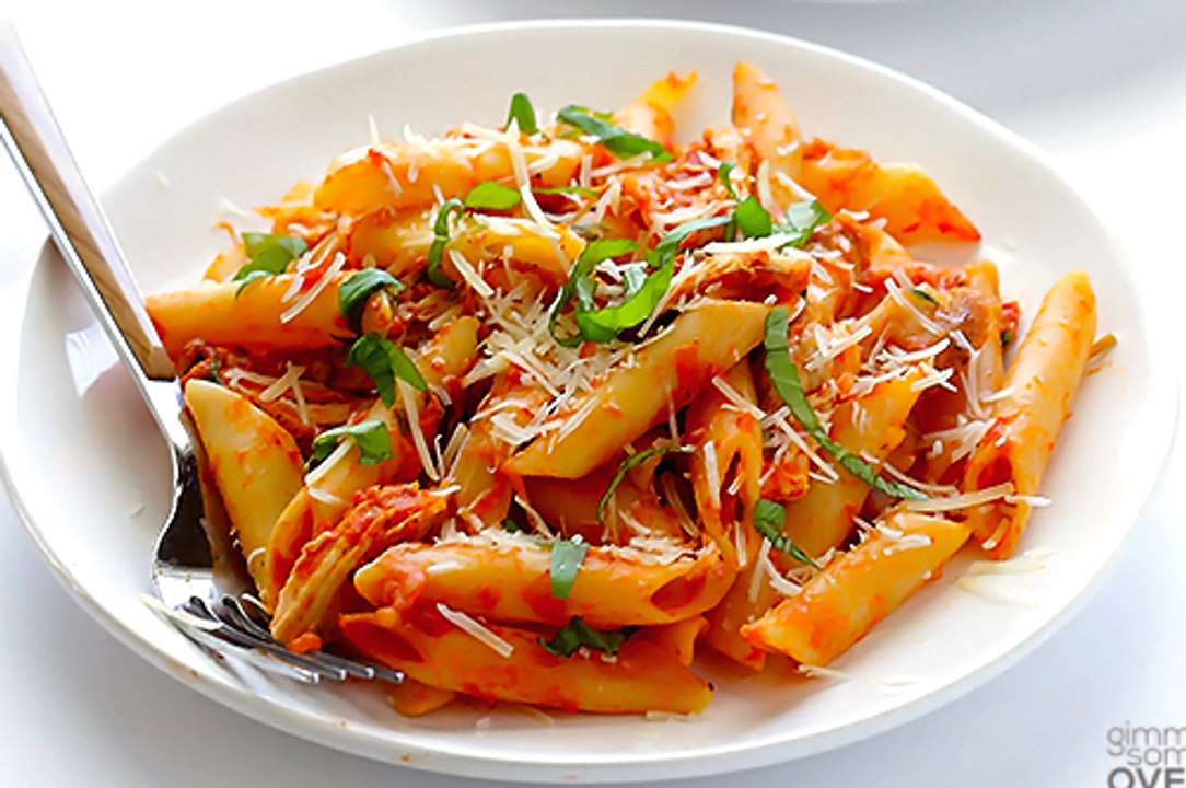 Healthy Chicken and pasta  with tomato sauce dinner recipe for kids