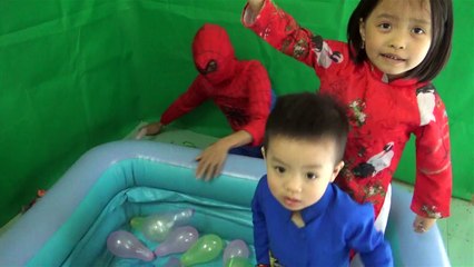 Spiderman guide children to learn English by balloons - balloons pump with Spiderman