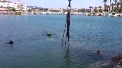 Barınakta Batan Kaçak Teknesi Denizden Çıkarıldı