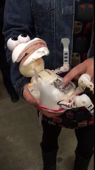 La peluche Tickle Me Elmo sans fourrure