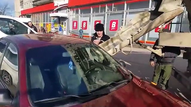 Il se venge de sa femme en inondant sa voiture de béton