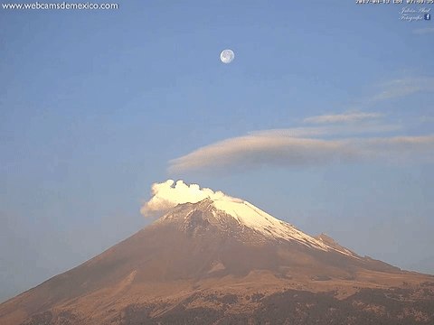 Timelapse Shows Moon Over Mexico's Popocatepetl Volcano