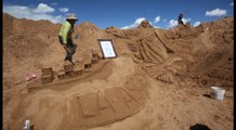 Artistas crean esculturas de arena en Bolivia por Semana Santa