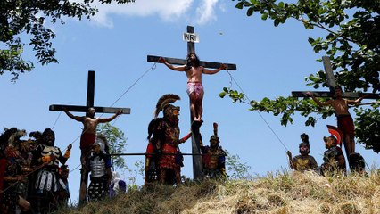 Download Video: Filipino Catholics crucify themselves in a biblical reenactment