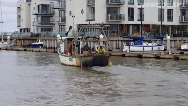 BRIGHTLINGSEA HARBOUR - PROMENADE CINQUE PORT ESSEX IN UK - OYSTER DREDGING - BATEMANS TOWER - 2017-ixN8