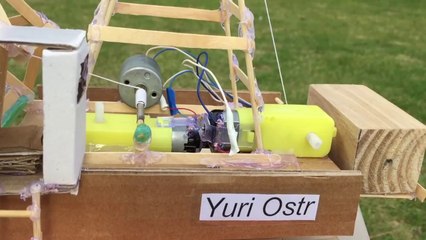 How to Make an Electric Crane with Remote Control out of Popsicle Sticks - incredible Toy-zUUY