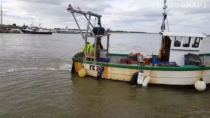 BRIGHTLINGSEA HARBOUR - PROMENADE CINQUE PORT ESSEX IN UK - OYSTER DREDGING - BATEMANS TOWER - 2017-ixN8Lm6gY