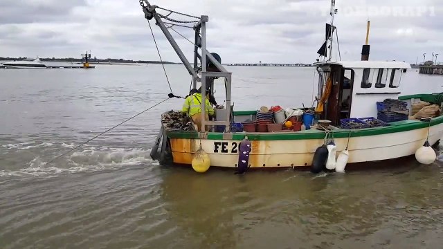 BRIGHTLINGSEA HARBOUR - PROMENADE CINQUE PORT ESSEX IN UK - OYSTER DREDGING - BATEMANS TOWER - 2017-ixN