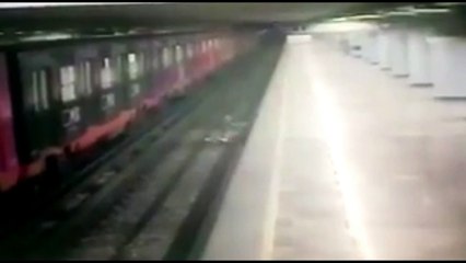 Mujer lanza a su niña a las vías del Metro Tepito en la CDMX