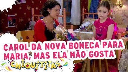 Carol dá nova boneca para Maria, mas ela não gosta