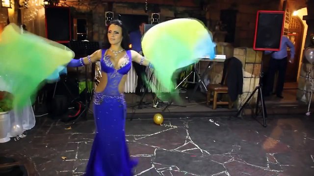 Arabian Belly Dance - This Girl is insane! // Arabic Girl's Amazing Belly Dance