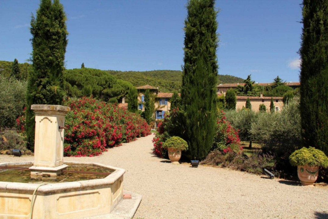 AZUR VERDON IMMO - Propriété du XIXème siècle de 290 m² à vendre à AUPS (Var)