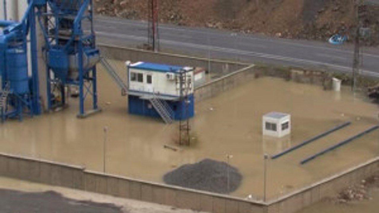 Debisi Yükselen Zap Suyu Birçok Köprüyü Yerinden Söktü