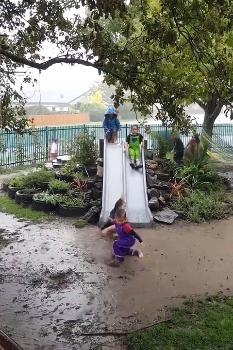 Dans cette garderie les enfant jouent dehors même en plein orage... Vive les flaques de boue