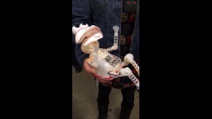 Il invente un robot qui craint les chatouilles