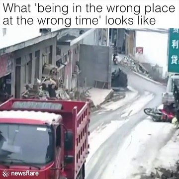 Ils se prennent la porte de la remorque d'un camion en pleine face... Ca fait mal ça...