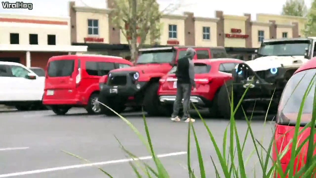 Voilà ce qui se passe quand tu te gares mal sur un parking