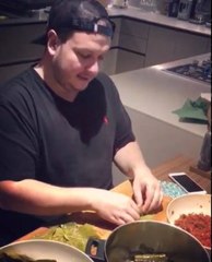 Şahan Gökbakar, Yaprak Sarması Sararak Mutfaktaki Hünerlerini Sergiledi