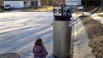 Una bambina, un robot e il tentativo di fare amicizia più dolce di sempre!