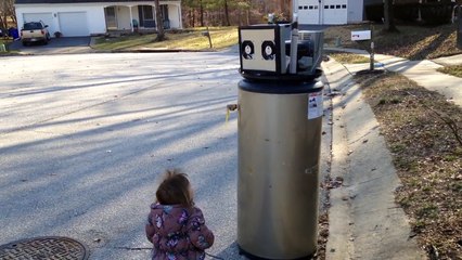 Una bambina, un robot e il tentativo di fare amicizia più dolce di sempre!