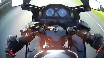 Une chute à 200 km h sur l'autoroute maîtrisée avec un sang froid incroyable !