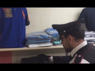Napoli - Abbigliamento di grandi marche contraffatto, blitz alla Duchesca (14.04.17)