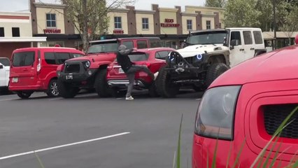 Deux jeeps se collent à une mercedes ayant pris deux places..