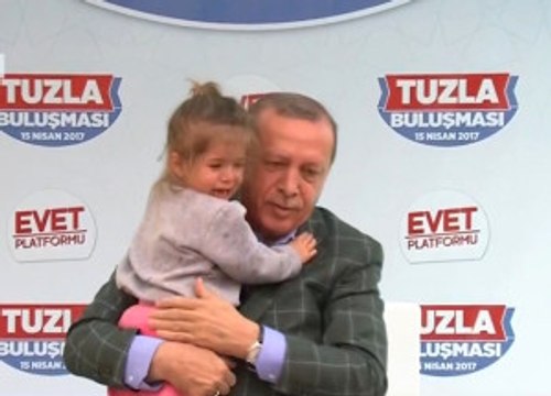 Erdoğan Miting Alanında Sıkışan Kız Çocuğunu Sahneye Aldı: Gel Kuzum Gel