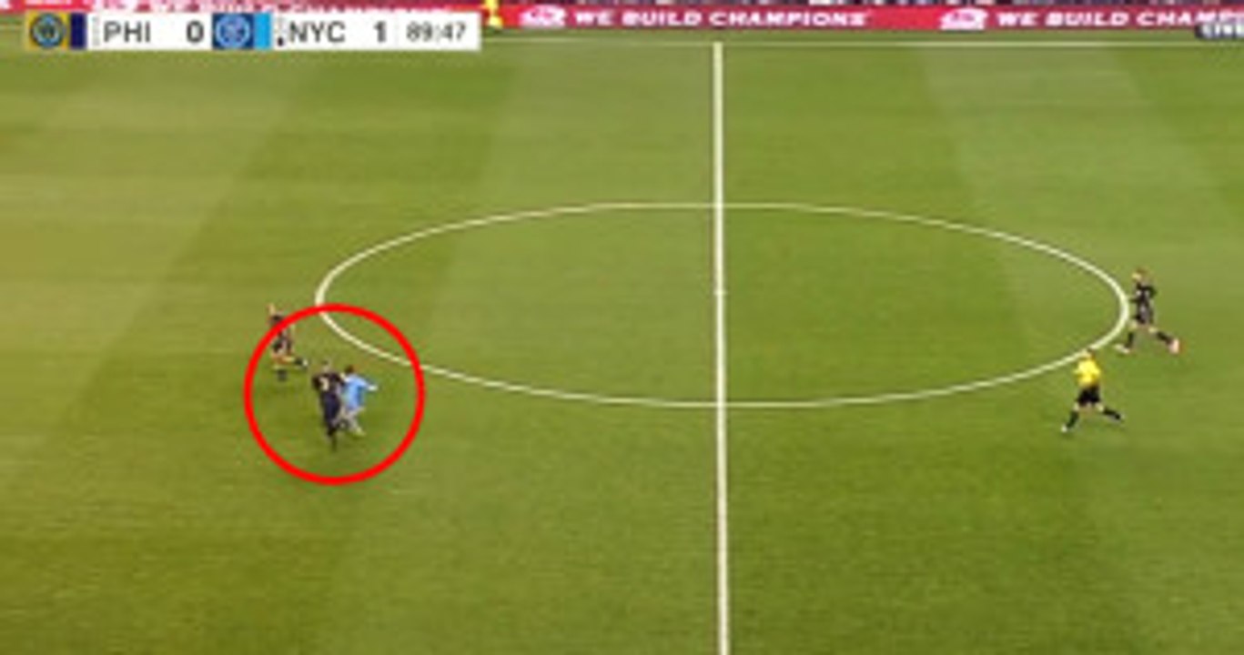 İspanyol Golcü David Villa, 50 Metreden Topu Ağlara Yolladı