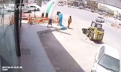 Une voiture fonce dans un chantier de construction