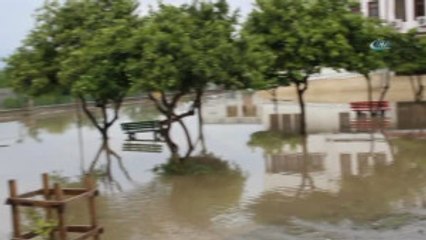 Sular Altındaki Okulda Mahsur Kaldılar