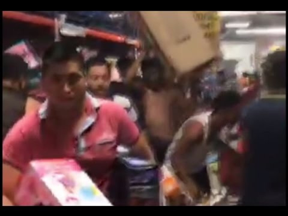 RAW: Mob loots supermarket in Veracruz as protests against fuel price hike erupt across Mexico