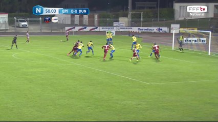 Coup franc frappé fort par Fachan mais dégagé en touche